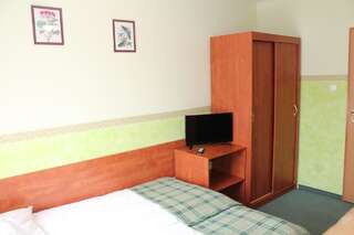 Отели типа «постель и завтрак» Willa Akme Строне-Слёнске Трехместный номер с собственной ванной комнатой-4