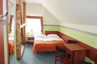 Отели типа «постель и завтрак» Willa Akme Строне-Слёнске Трехместный номер с собственной ванной комнатой-7