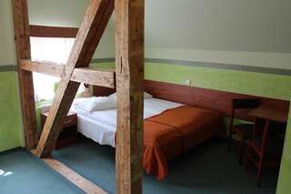 Отели типа «постель и завтрак» Willa Akme Строне-Слёнске Трехместный номер с собственной ванной комнатой-8