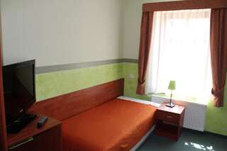 Отели типа «постель и завтрак» Willa Akme Строне-Слёнске Трехместный номер с собственной ванной комнатой-9