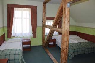 Отели типа «постель и завтрак» Willa Akme Строне-Слёнске Трехместный номер с собственной ванной комнатой-5