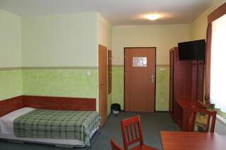 Отели типа «постель и завтрак» Willa Akme Строне-Слёнске Четырехместный номер с собственной ванной комнатой-3