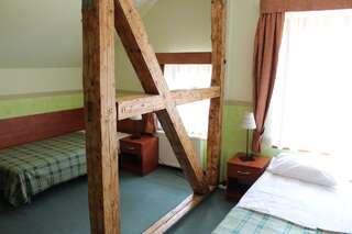 Отели типа «постель и завтрак» Willa Akme Строне-Слёнске Трехместный номер с собственной ванной комнатой-10