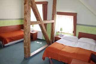 Отели типа «постель и завтрак» Willa Akme Строне-Слёнске Трехместный номер с собственной ванной комнатой-11