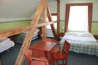 Отели типа «постель и завтрак» Willa Akme Строне-Слёнске Четырехместный номер с собственной ванной комнатой-3