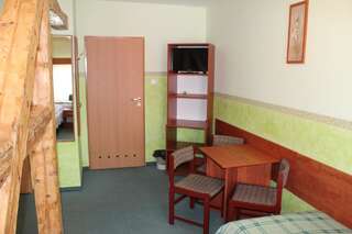 Отели типа «постель и завтрак» Willa Akme Строне-Слёнске Трехместный номер с собственной ванной комнатой-6