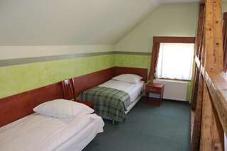 Отели типа «постель и завтрак» Willa Akme Строне-Слёнске Четырехместный номер с собственной ванной комнатой-6