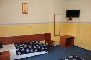 Отели типа «постель и завтрак» Willa Akme Строне-Слёнске Трехместный номер с собственной ванной комнатой-4