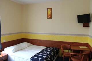 Отели типа «постель и завтрак» Willa Akme Строне-Слёнске Трехместный номер с собственной ванной комнатой-5