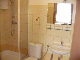 Отели типа «постель и завтрак» Willa Akme Строне-Слёнске Трехместный номер с собственной ванной комнатой-2